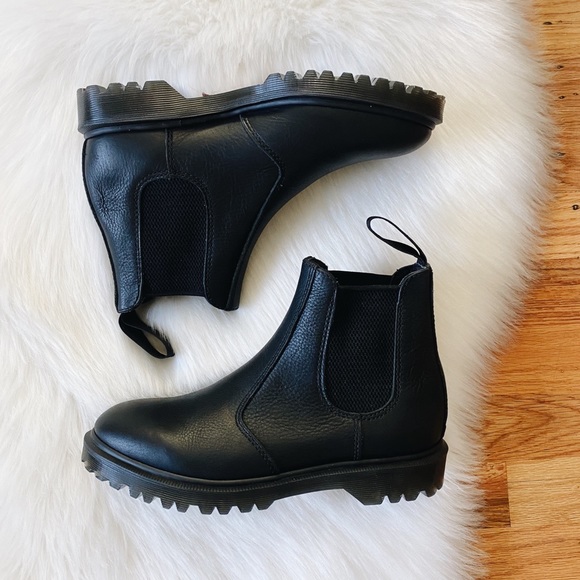Dr. Martens Shoes - Dr. Martens 2976 Chelsea Boot NWOB 39